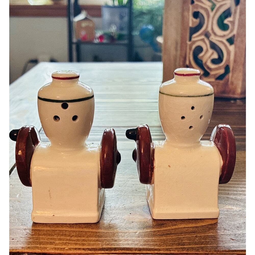 Vintage Turn wheel Salt/Pepper Shakers. Kitsche Brown and Tan Shakers - Picture 3 of 7